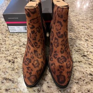 Vince camuto size 7.5 leopard boots